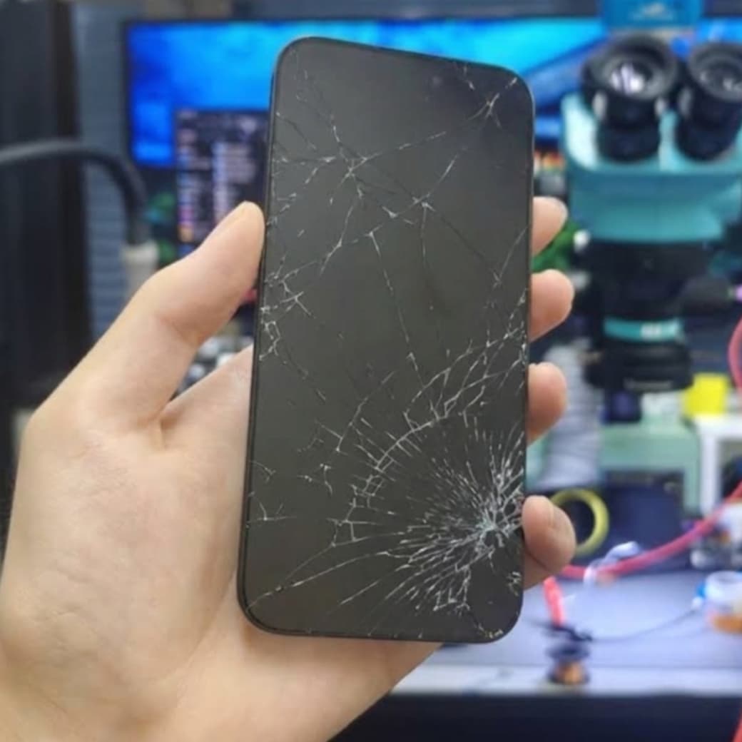 iPhone 15 Pro 画面ガラス割れ修理前