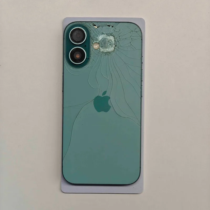Apple iPhone 16e 水没品　背面パネル取れます iPhone 16 水没復旧 | 岡崎市デジらぼ修理事例 | デジらぼ 岡崎本店